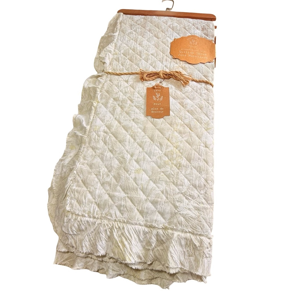 NWT Wildflower Cottages 50x60 Throw Ruffle Blanket
